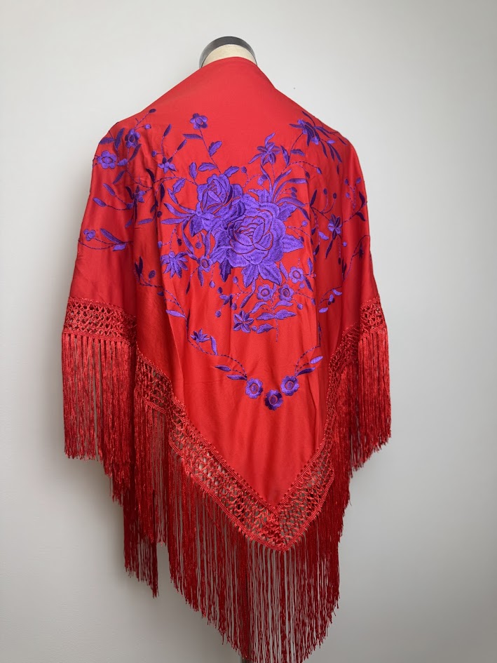 Mantón de poliéster rojo bordado morado