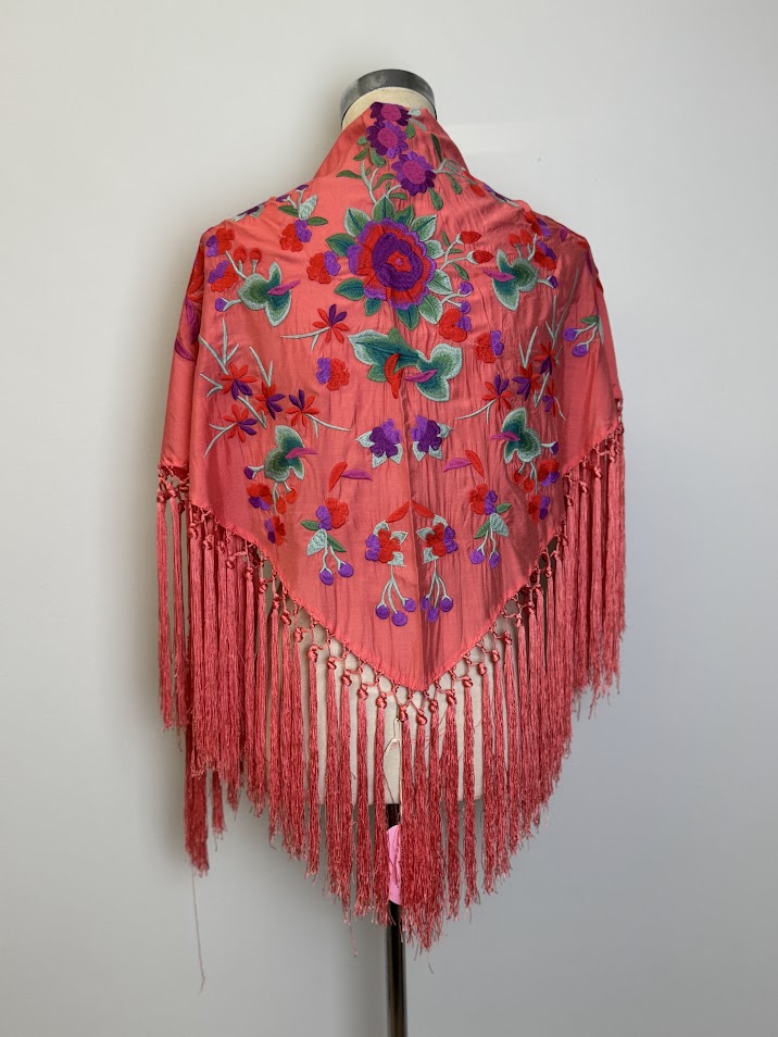 Mantón bordado Rocio coral