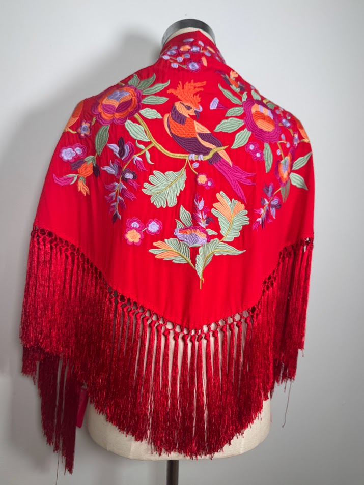 Mantón bordado Lora rojo