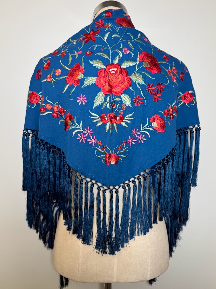 Mantón bordado Clavel azul añil bordado rojo
