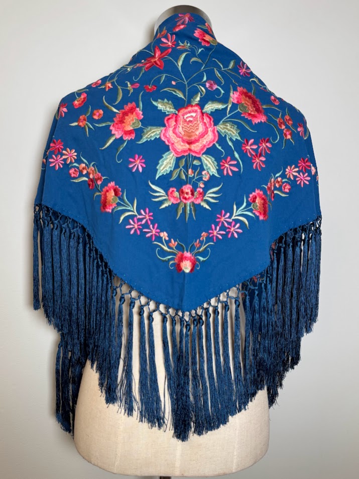 Mantón bordado Clavel azul añil bordado coral