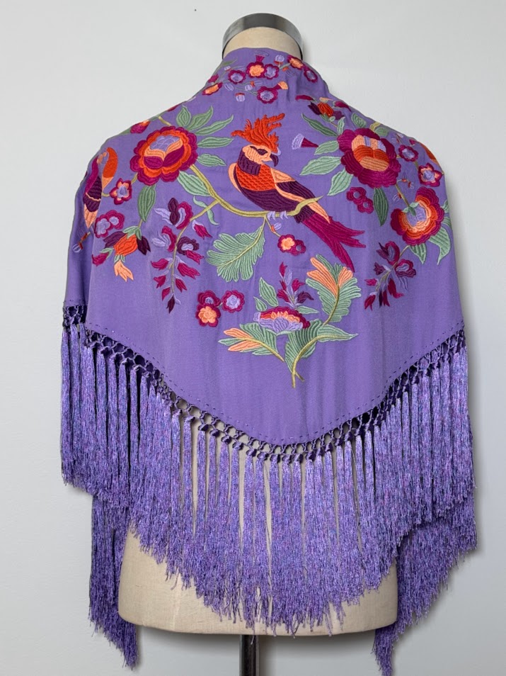 Mantón bordado Lora malva