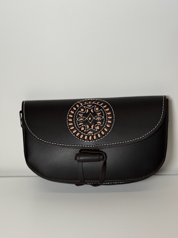 Bolso/riñonera Candela repujado marrón
