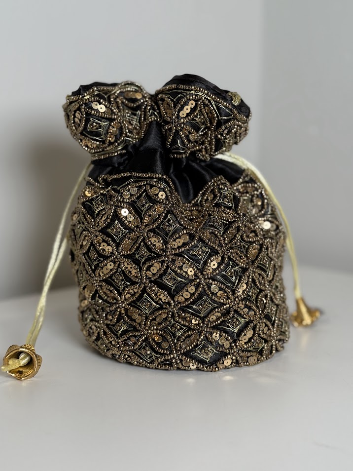 Bombonera negra y dorada