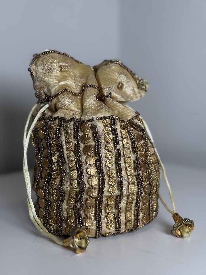 Bombonera beige y dorada