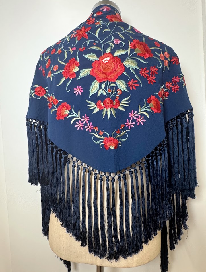 Mantón bordado Clavel azul marino bordado rojo