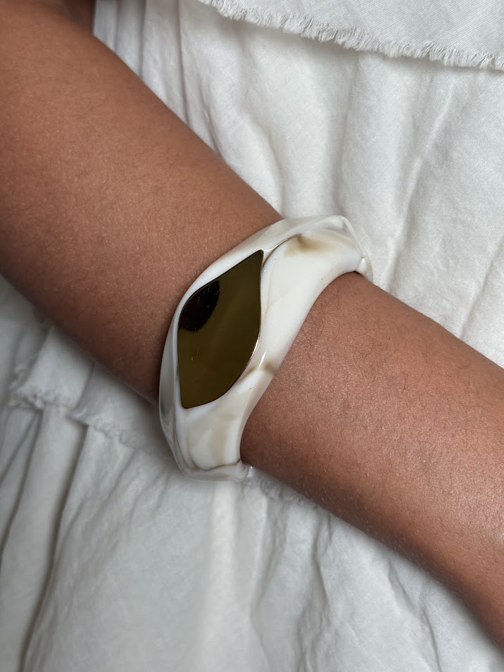 Pulsera resina beige chapa