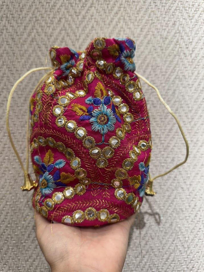 Bombonera fucsia flores azulina