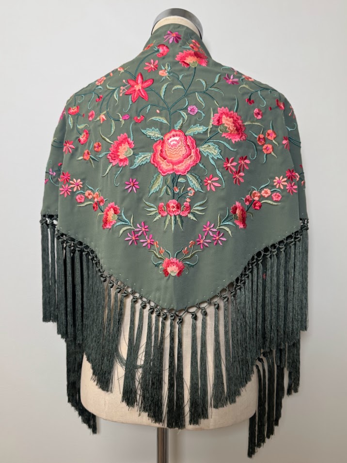 Mantón bordado Clavel caqui