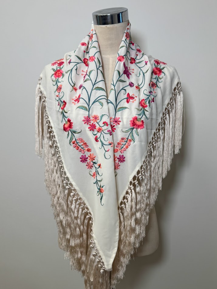 Mantón bordado Clavel blanco roto