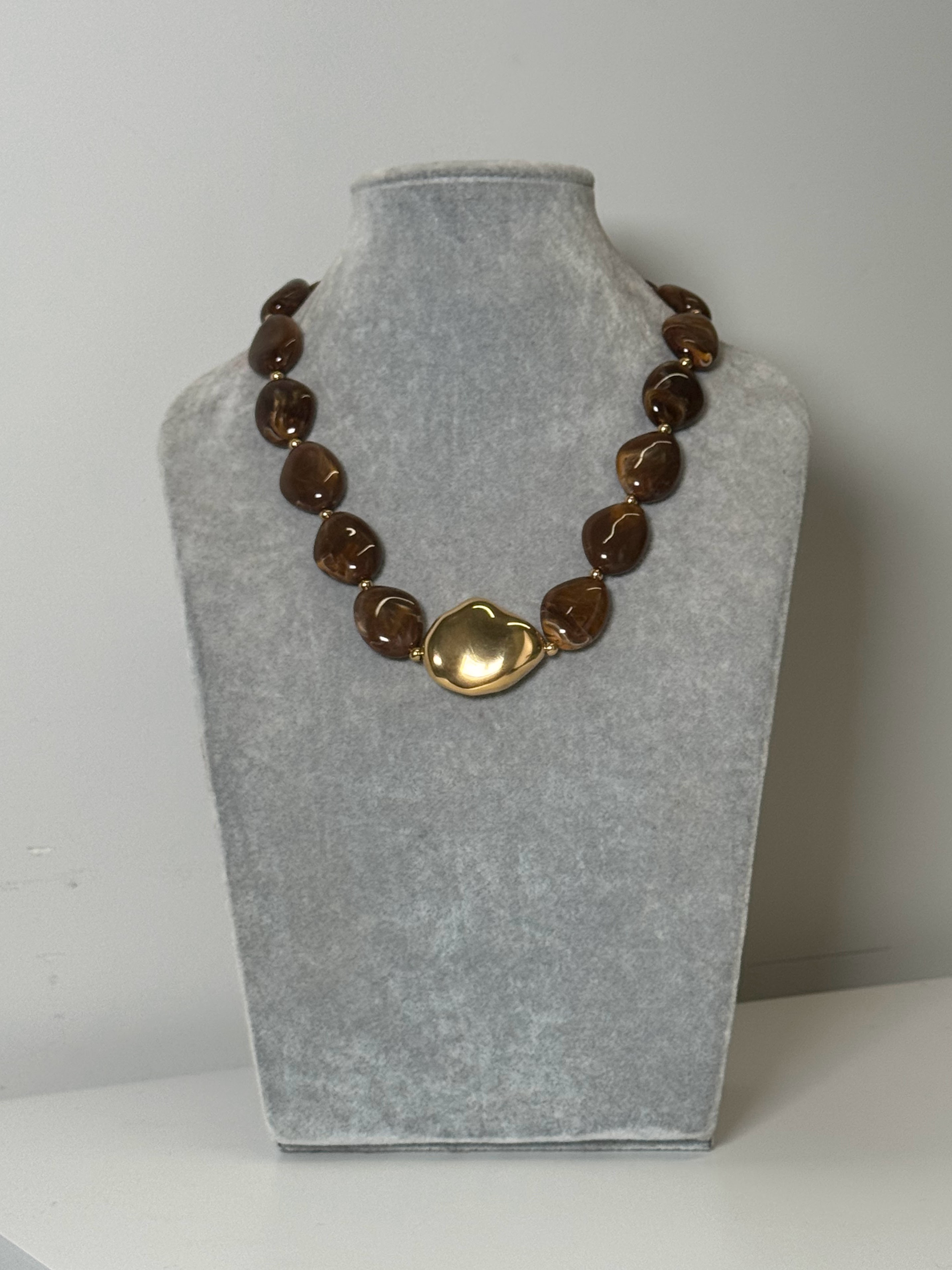 Collar piedra marrón