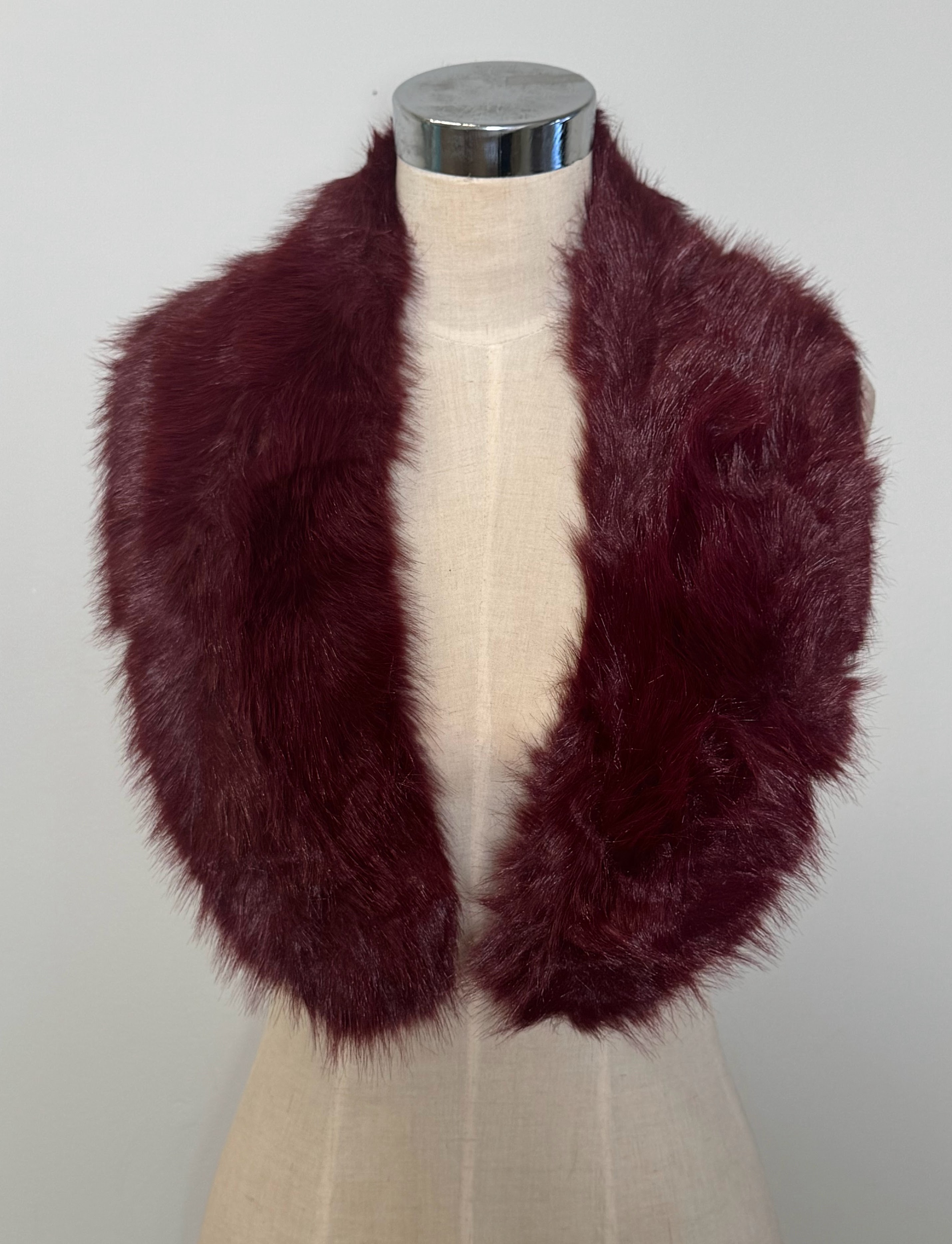 Cuello de pelo burdeo