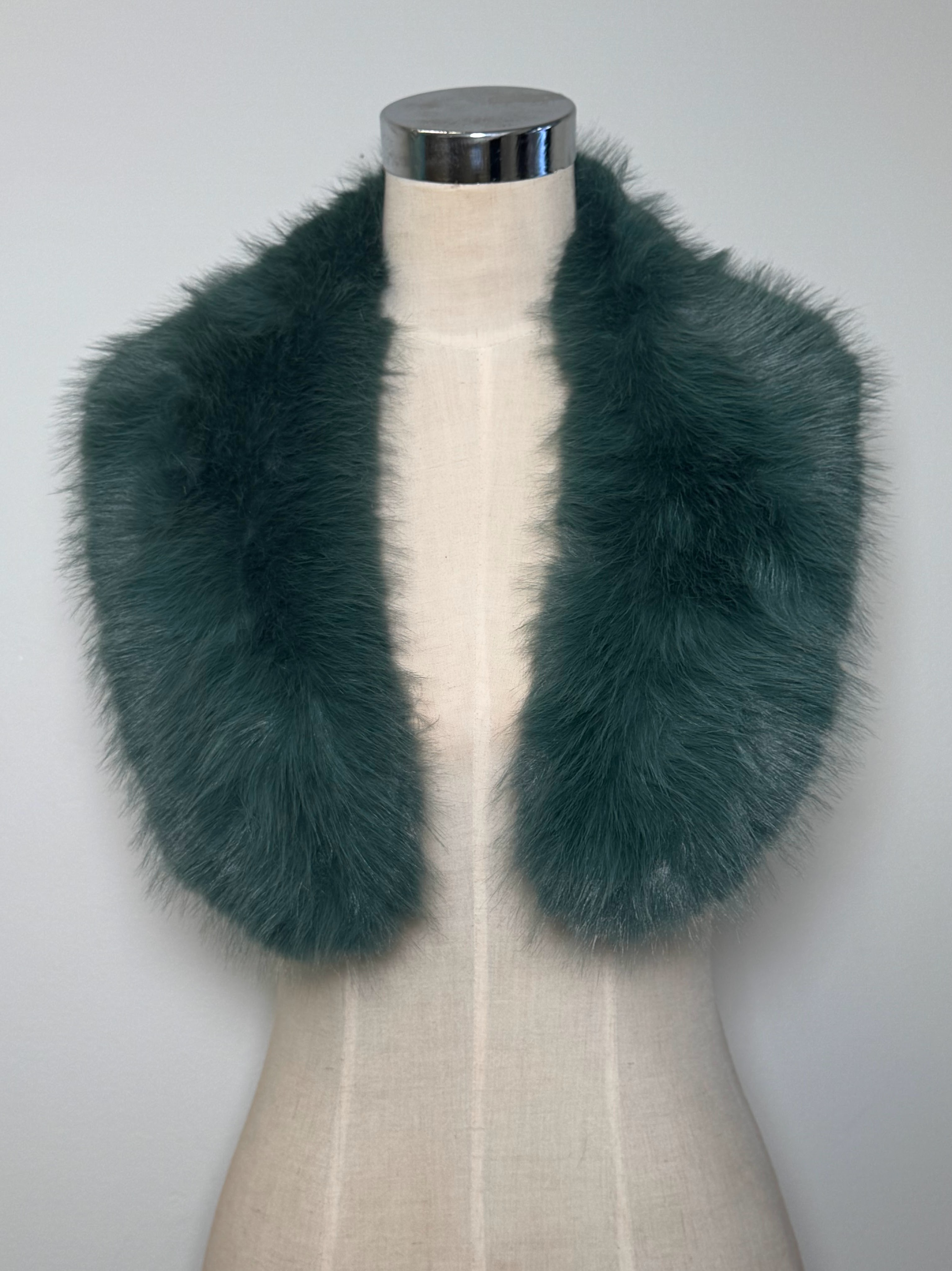 Cuello de pelo verde botella