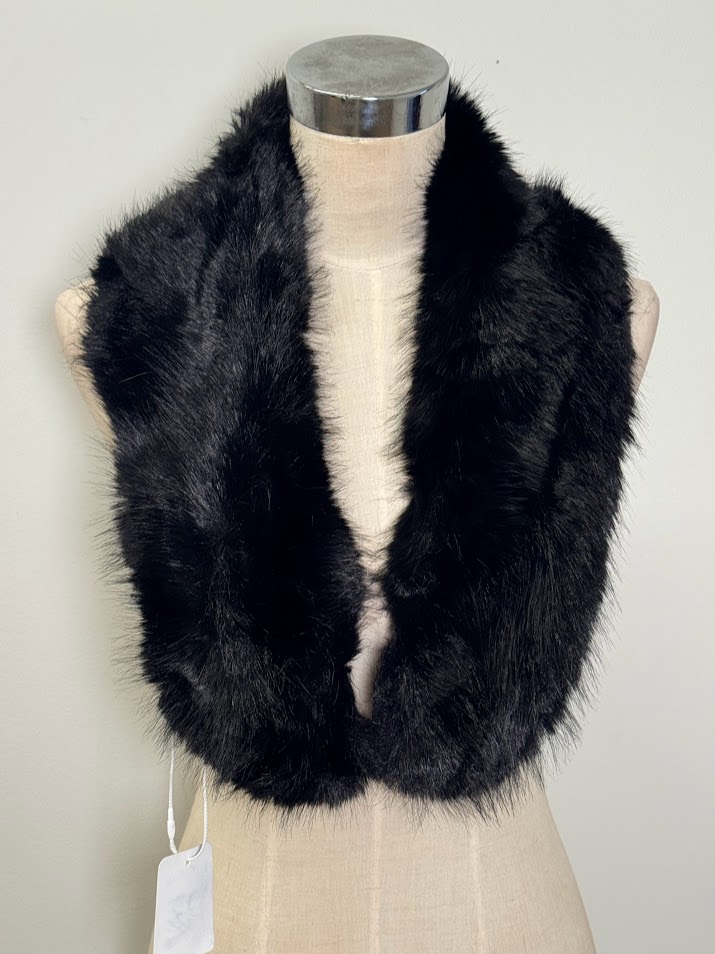 Cuello de pelo negro