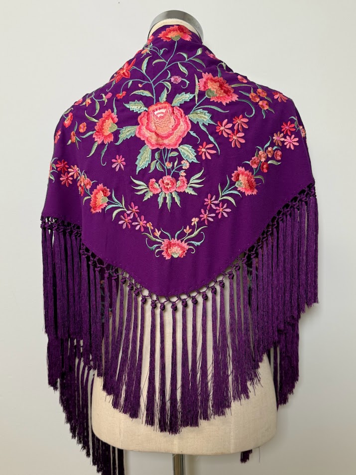 Mantón bordado Clavel morado