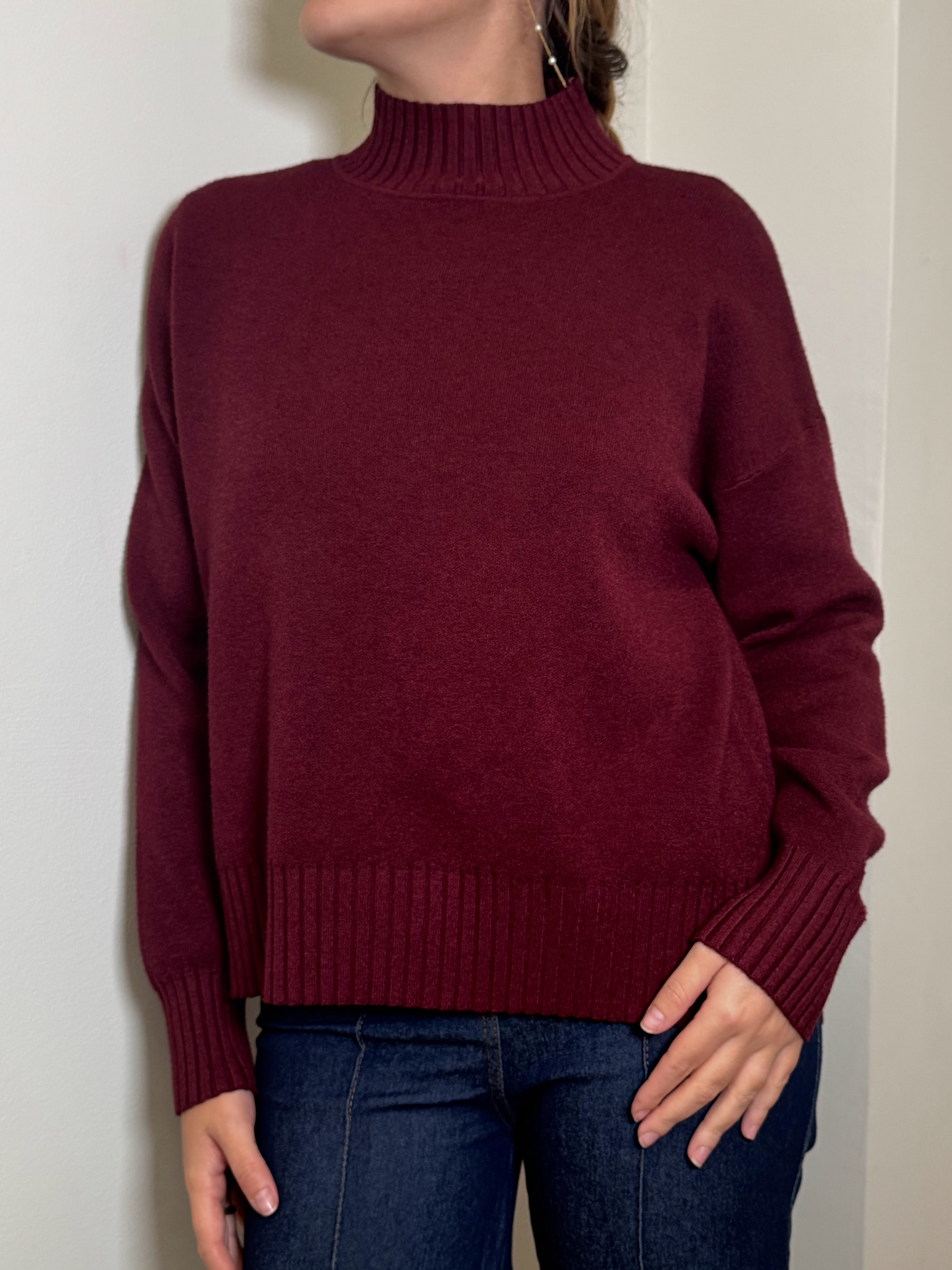 Jersey cuello alto burdeos