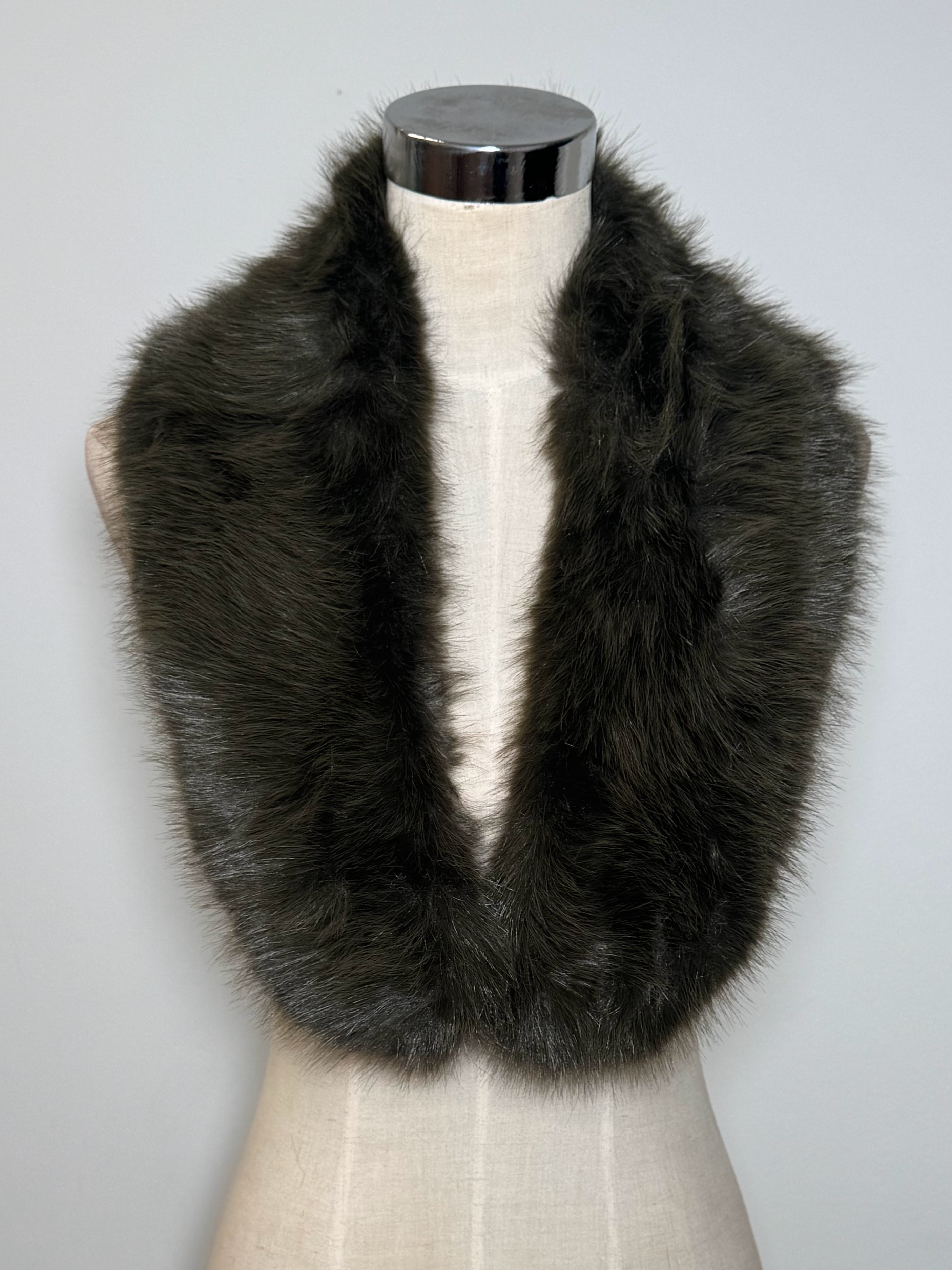 Cuello de pelo caqui