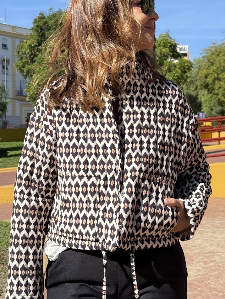 Chaqueta acolchada detalle negro y camel